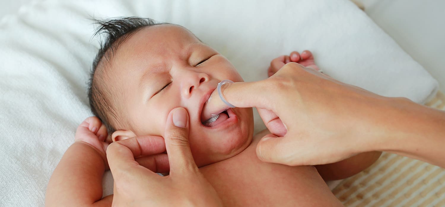 Dentist-Approved Ways to Clean Your Newborn’s Tongue